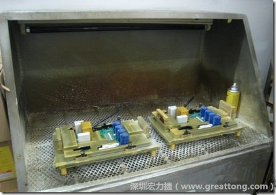 使用噴涂(Spraying)方式作業conformal coating時，需設備抽真空的設備，否則噴涂的物質會飄散到空氣當中，影響人體的健康。