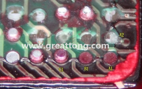 下圖是紅墨水測試后將PCB板子拿回來側(cè)一個角度拍攝的照片，就可以很清楚的看到錫球黏在PCB端，或不在PCB端。